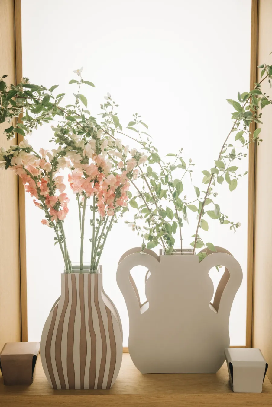 obrazek 4 Designerski skórzany wazon Otto 9x40xH45 cm w kolorze perłowym