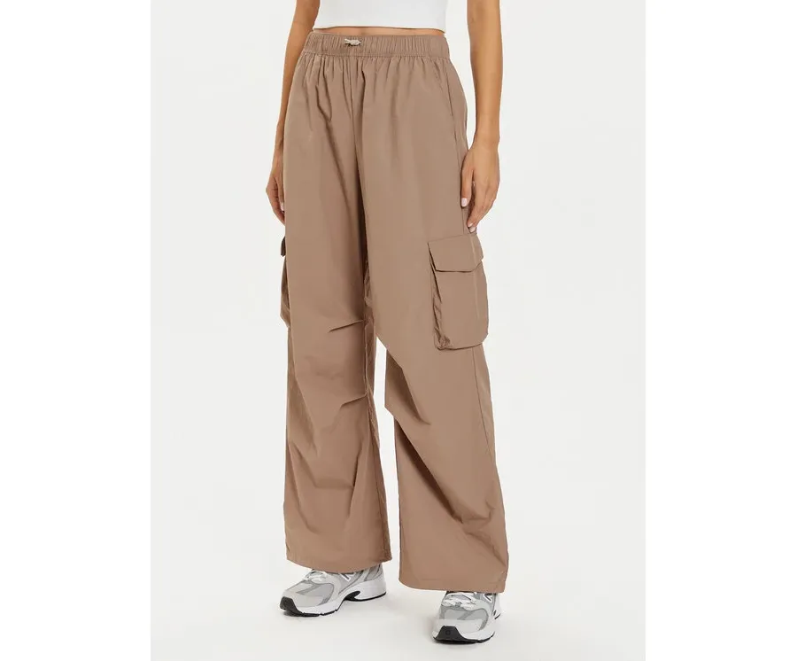 obrazek 1 New Balance Spodnie dresowe WP43534 Beżowy Relaxed Fit