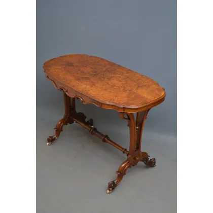 Zdjęcie Odrestaurowany elegancki wiktoriański stolik z lampami w kolorze orzecha włoskiego, o profilowanym blacie