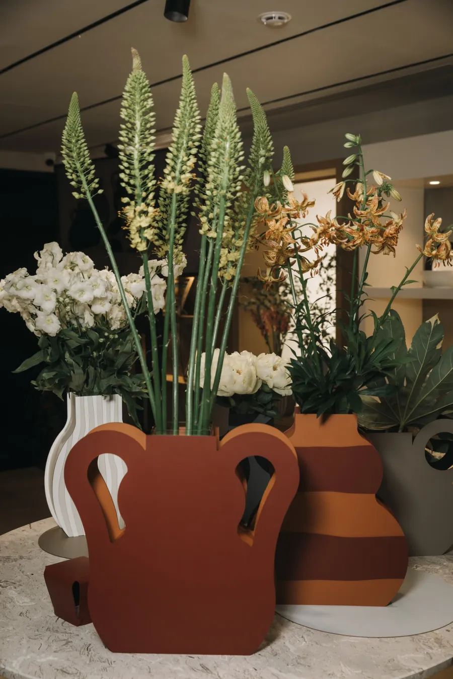 obrazek 4 Niepowtarzalny skórzany wazon Otto 9x33xH45 cm w poziome pasy w kolorze koniakowym i bordowym