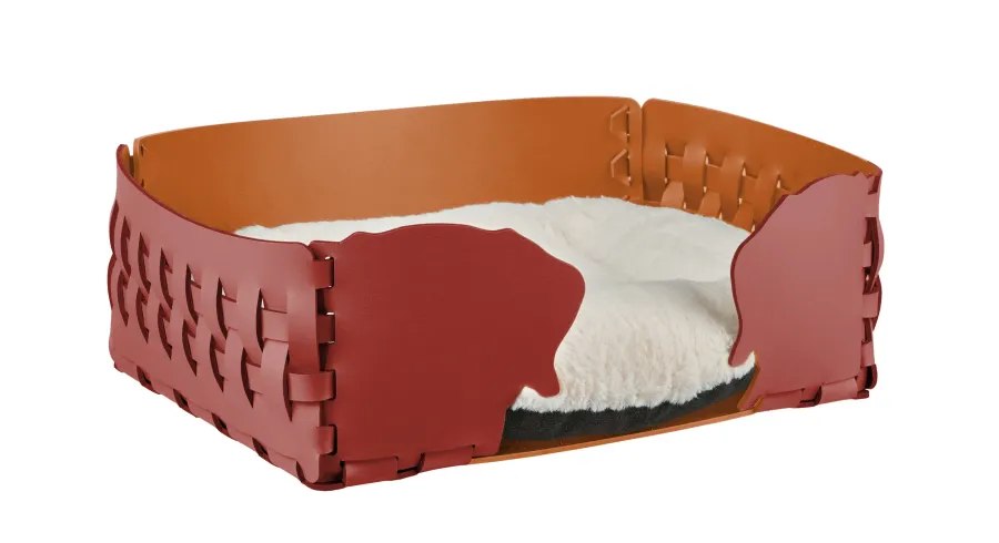 obrazek 1 Burgundowe skórzane legowisko dla psa 35x20xH15 cm zdobione motywem psich głów