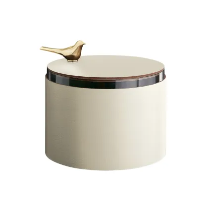 Zdjęcie Wyjątkowe skórzane pudełko w kolorze kremowym ozdobione ptaszkiem w kolorze złota