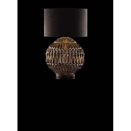 Zdjęcie Charakterystyczna lampa na stolik z abażurem