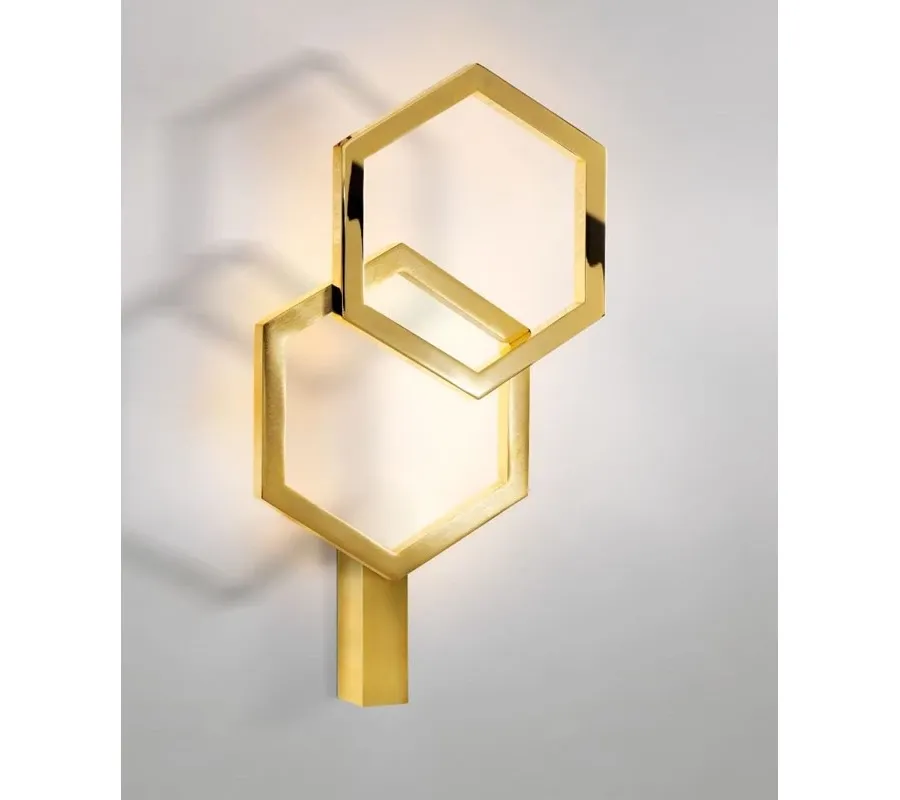 obrazek 1 Stylowy kinkiet ścienny z kolekcji Hexagon w formie mosiądzu z paskiem LED - Il Paralume Marina