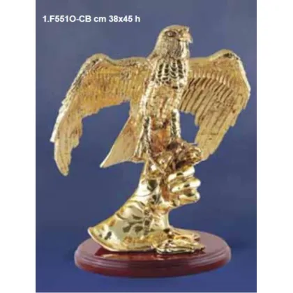 Zdjęcie Innowacyjna figura ozdobna w postaci pozłacanego sokoła na rękawicy - ArtBe