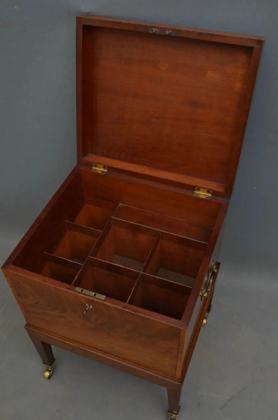 obrazek 6 Delikatny mahoniowy minibar George III - antyk