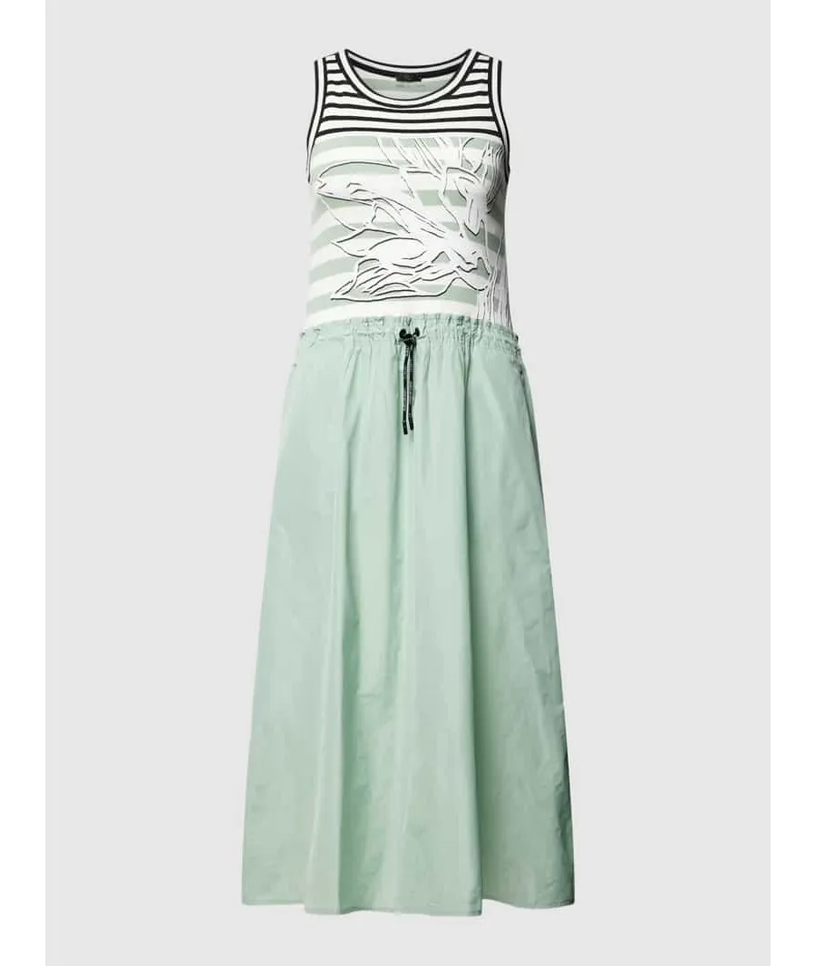 obrazek 1 Sukienka midi ze wzorem na całej powierzchni