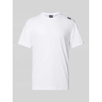 Zdjęcie T-shirt z naszywką z logo