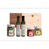 Picture Italian culinary products set in a wooden gift box