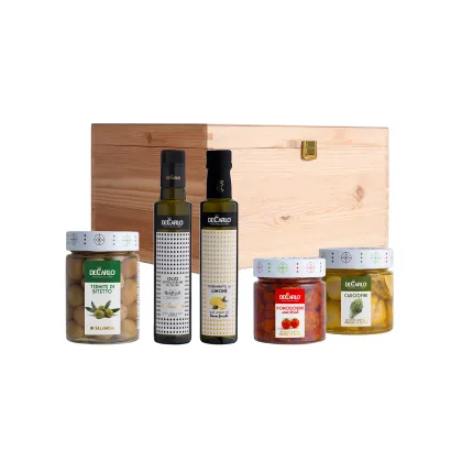 Zdjęcie Włoski zestaw produktów kulinarnych w drewnianym pudełku na upominek