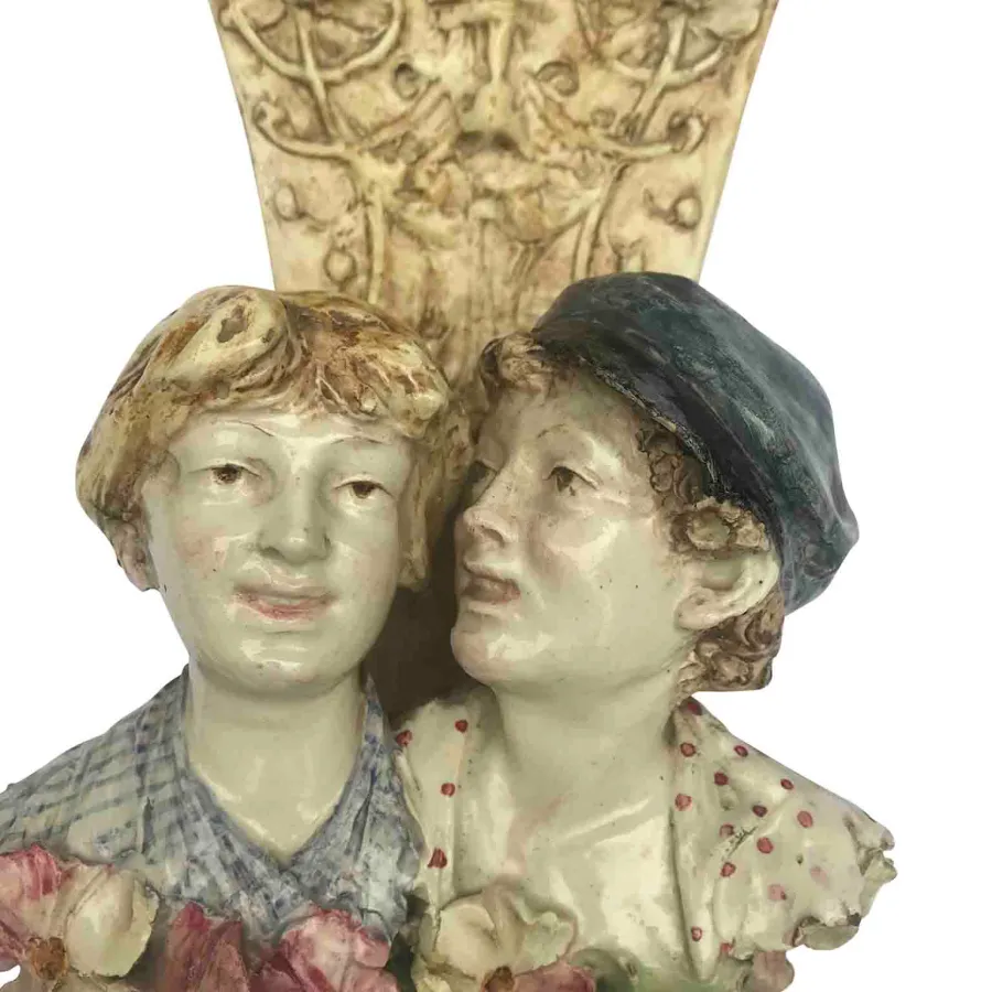 obrazek 8 Para półek ceramicznych ozdobionym płaskorzeźbami - ludzie i kwiaty