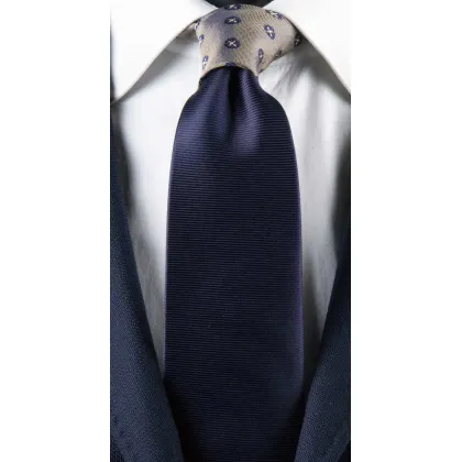 Zdjęcie Ręcznie szyty, granatowy krawat dla mężczyzn z kontrastowym węzłem ze zdobieniem
