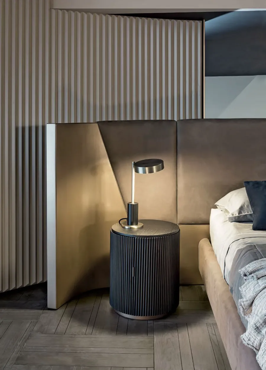 obrazek 1 Designerski stolik nocny w kolorze jasnego brązu