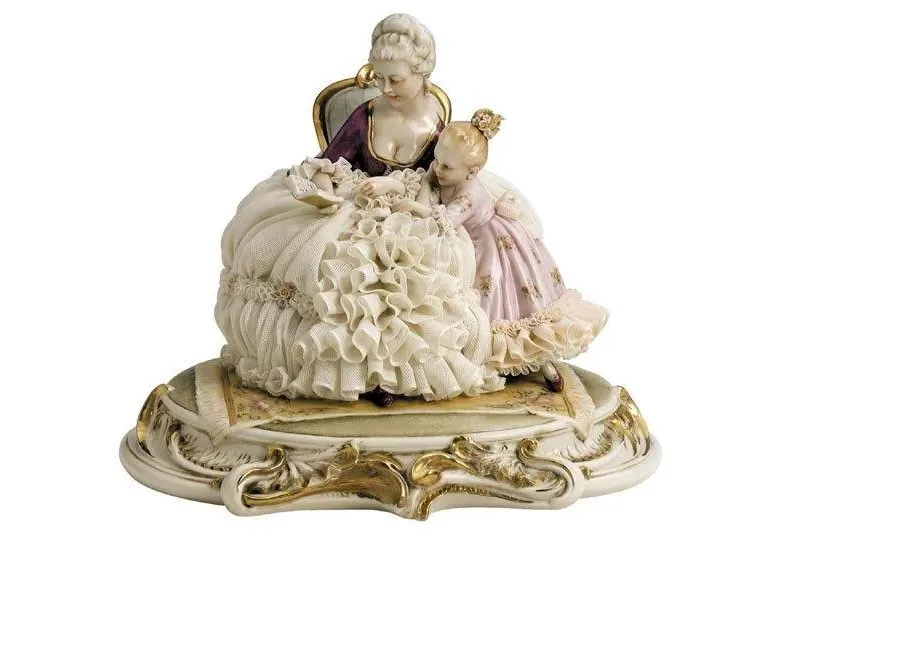 obrazek 1 Kobieta czytająca książkę dziecku - włoska porcelana