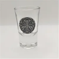 Zdjęcie Kieliszek na alkohol z cynowym emblematem z koniczyną i węzłami trójcy
