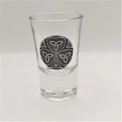 Zdjęcie Kieliszek na alkohol z cynowym emblematem z koniczyną i węzłami trójcy