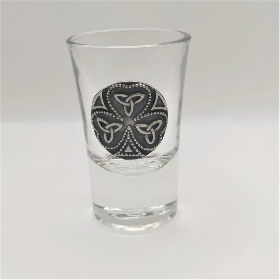 obrazek 1 Kieliszek na alkohol z cynowym emblematem z koniczyną i węzłami trójcy