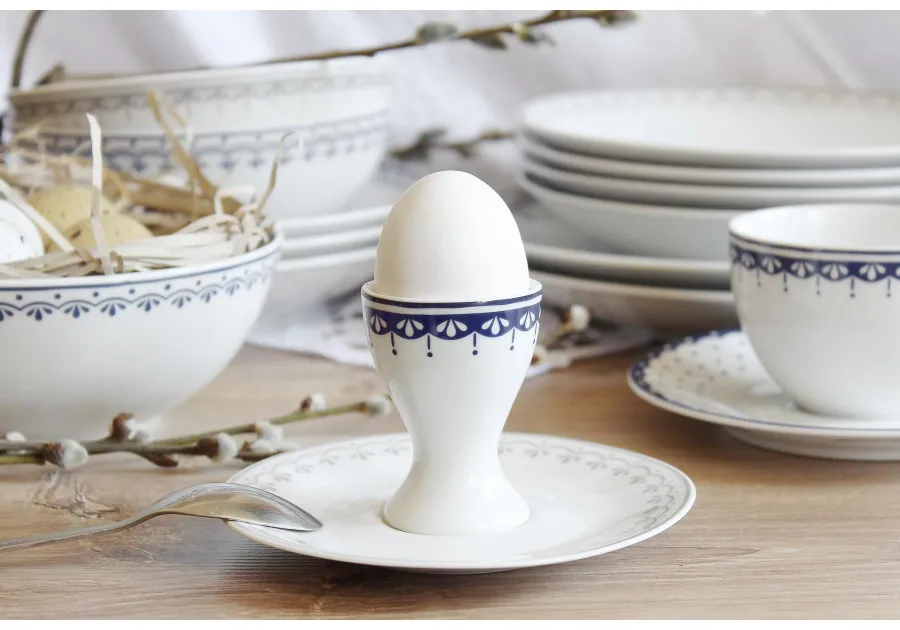 obrazek 2 Porcelanowy kieliszek na jajko zdobiony subtelnym motywem w kolorze kobaltu - Leander