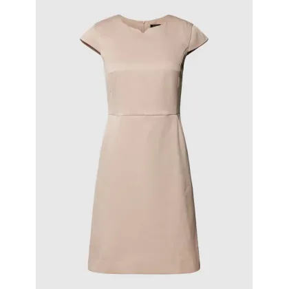 Zdjęcie Sukienka etui z fakturowanym wzorem