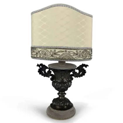 Zdjęcie Bogato dekorowana lampa z końca XVIII wieku