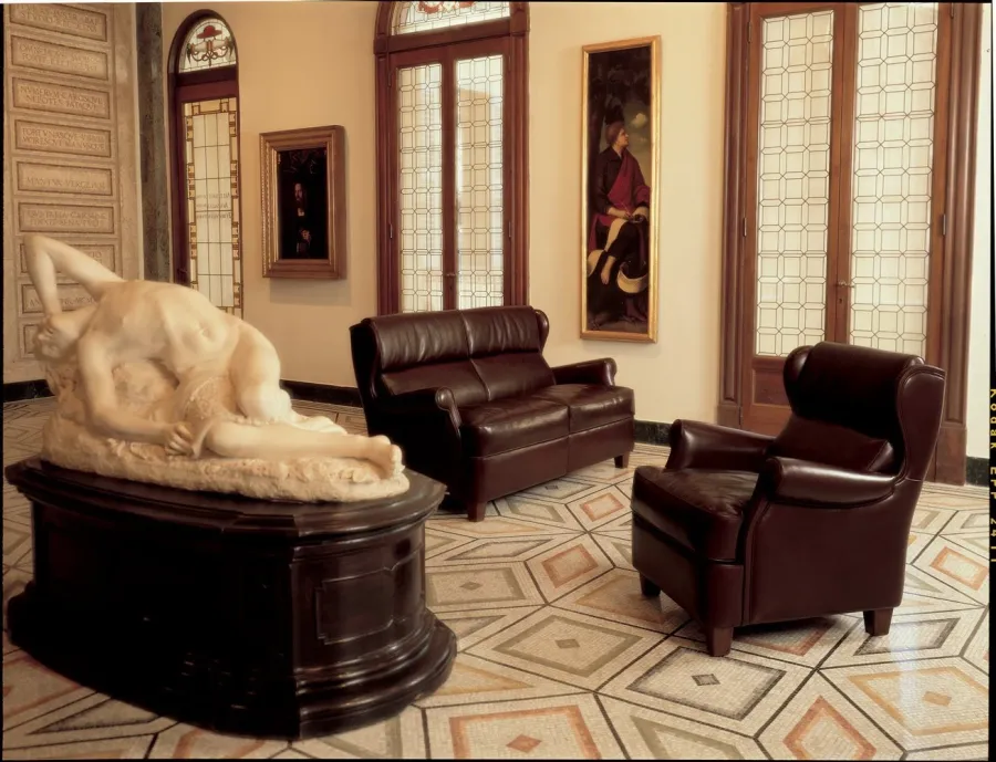 obrazek 4 Piękna duża stylowa sofa dla miłośników klasycznego stylu i elegancji – Mascheroni