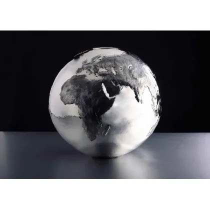 Picture Silver ball - vase with a globe motif