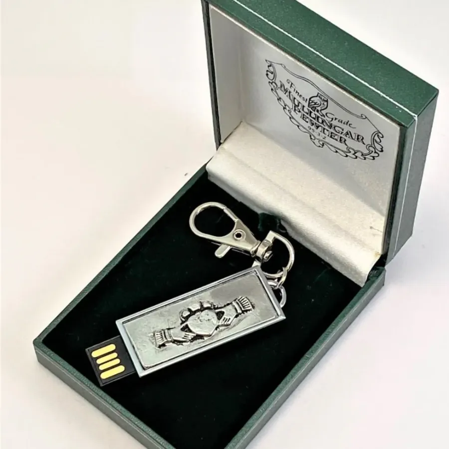 obrazek 1 Brelok – pendrive USB 32 GB zdobiony wzorem Claddagh