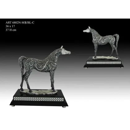 Zdjęcie Szykowna figura konia na eleganckiej podstawie