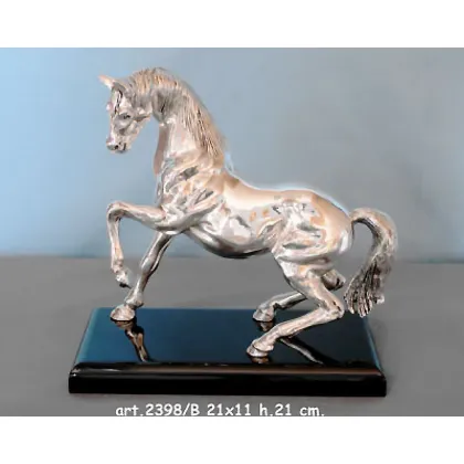 Zdjęcie Figura konia na eleganckiej podstawie