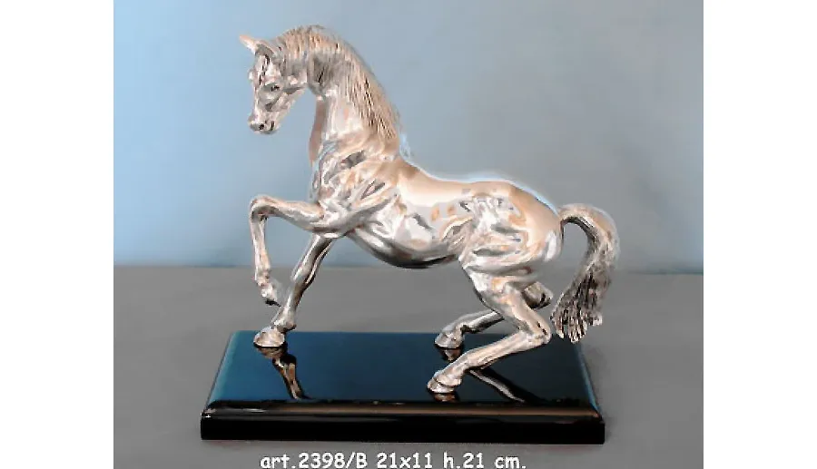 obrazek 1 Figura konia na eleganckiej podstawie