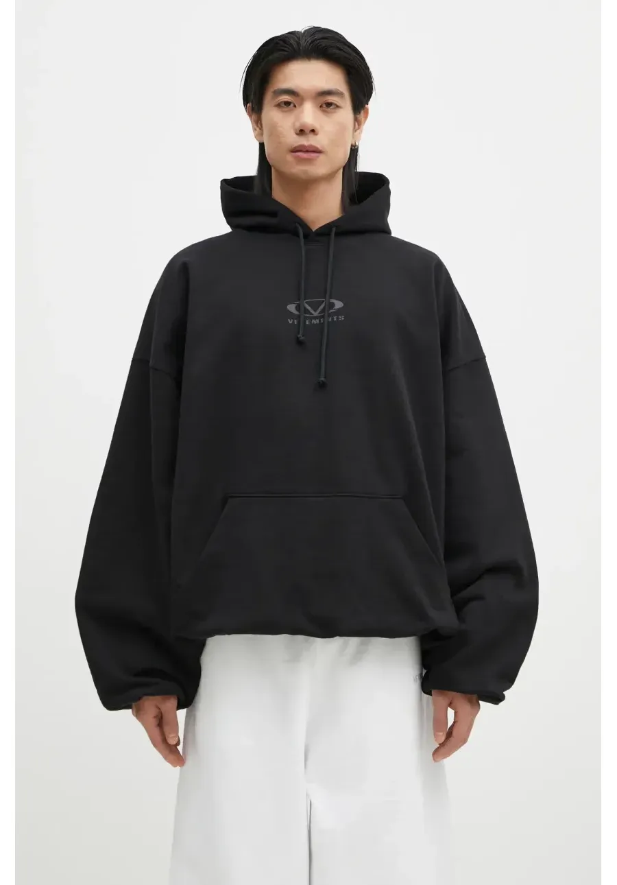 obrazek 1 VETEMENTS bluza bawełniana Oval Logo Cropped Boxy kolor czarny z kapturem z nadrukiem UA66HD600BB