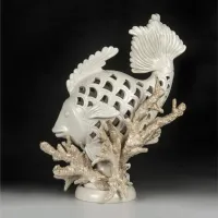 Zdjęcie Włoska mała lampa w kształcie morskiej ryby wśród koralowca