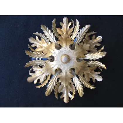 Zdjęcie Okrągła lampa sufitowa z ręcznie kutego i złoconego żelaza, ozdobiona motywami roślinnymi