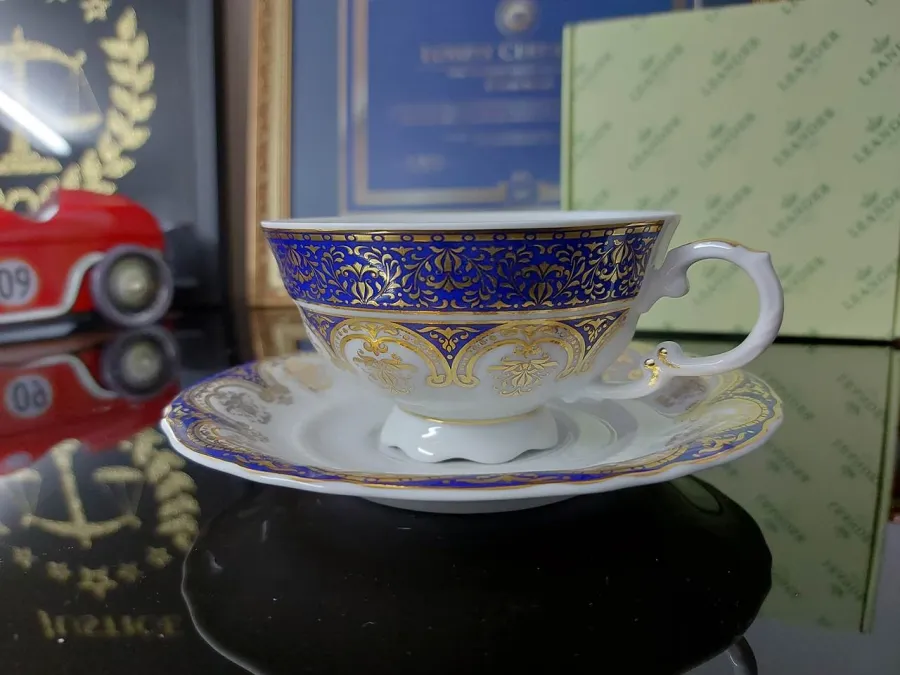 obrazek 2 Bogato zdobiona porcelanowa filiżanka do herbaty ze spodkiem w kolorze kobaltowym i złotym z kolekcji Castle Sonata – Leander