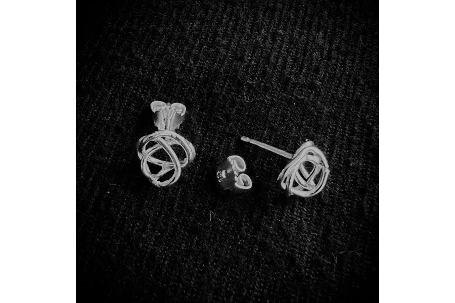 obrazek 3 Piękne srebrne kolczyki z plączącym się wzorem - luksusuowy prezent z okazji rocznicy