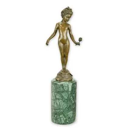 Zdjęcie Oryginalna rzeźba małej dziewczynki trzymającej różę wykonana z brązu