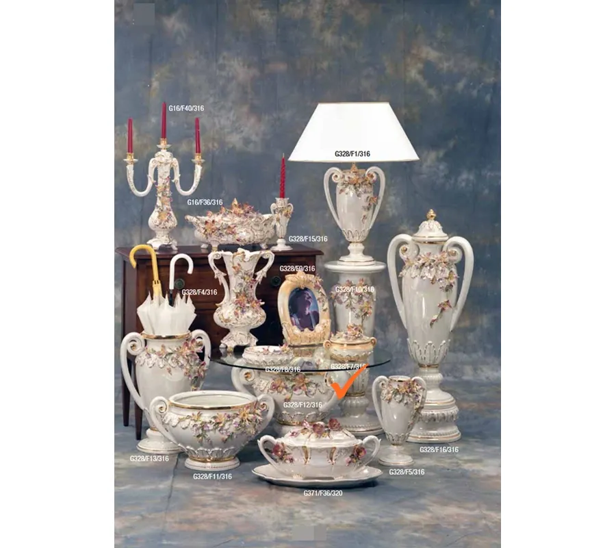 obrazek 1 Uokliwy ceramiczny stolik kawowy zdobiony kwiatami