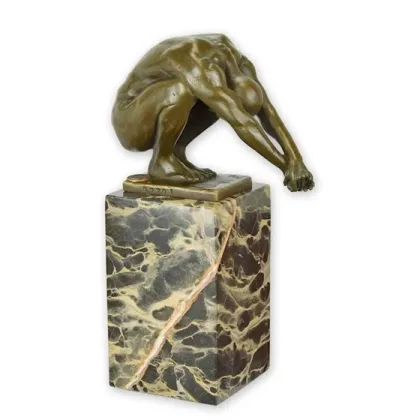 Zdjęcie Unikalna rzeźba przedstawiająca skaczącego do wody mężczyznę z brązu