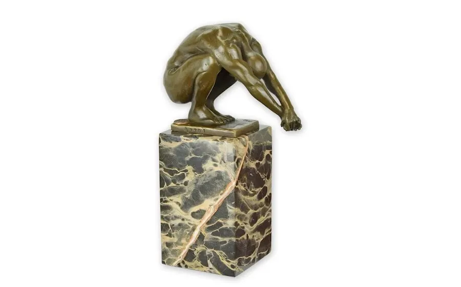 obrazek 1 Unikalna rzeźba przedstawiająca skaczącego do wody mężczyznę z brązu