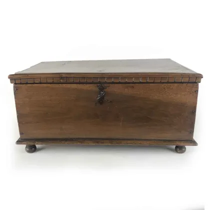 Zdjęcie Pudełko z orzecha włoskiego z nóżkami z końca XVIII wieku