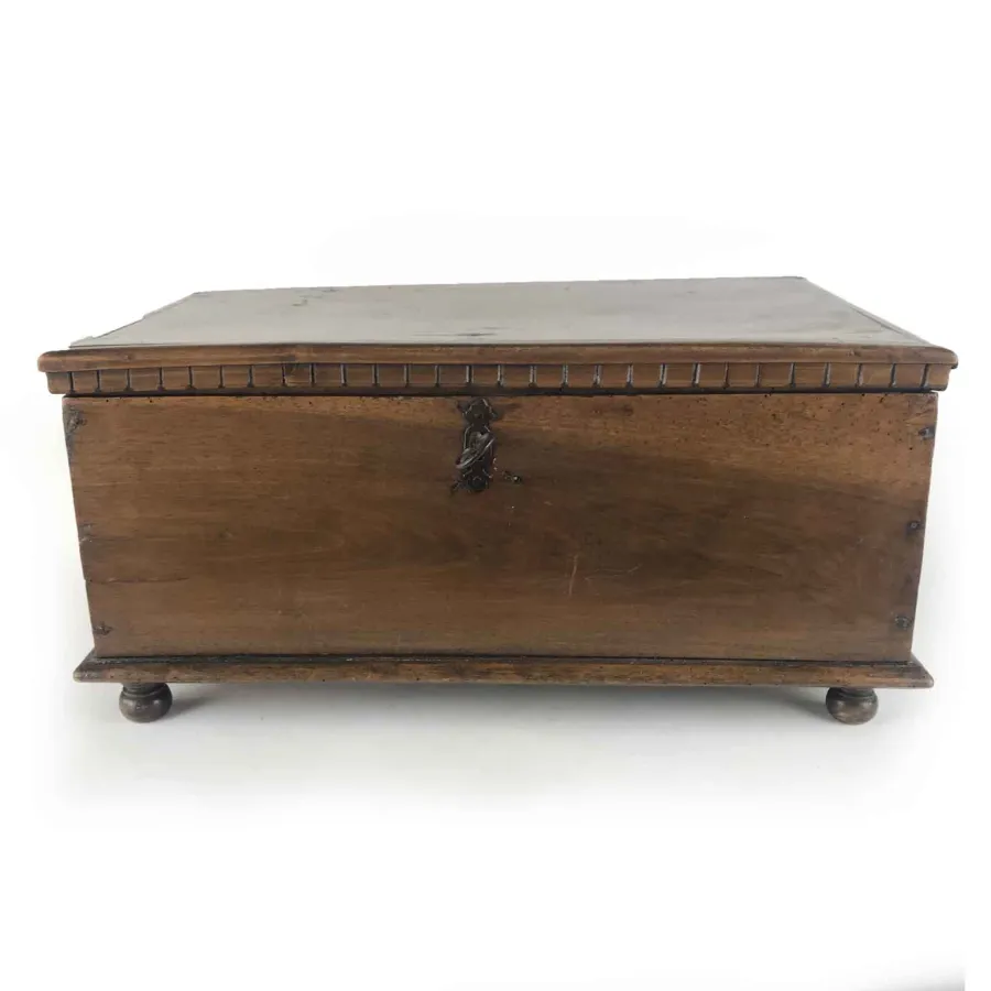 obrazek 1 Pudełko z orzecha włoskiego z nóżkami z końca XVIII wieku