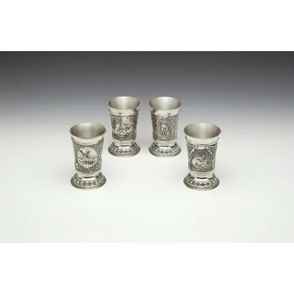 Zdjęcie Kolekcja czterech kubków z pewteru z przedstawieniem irlandzkiej fauny