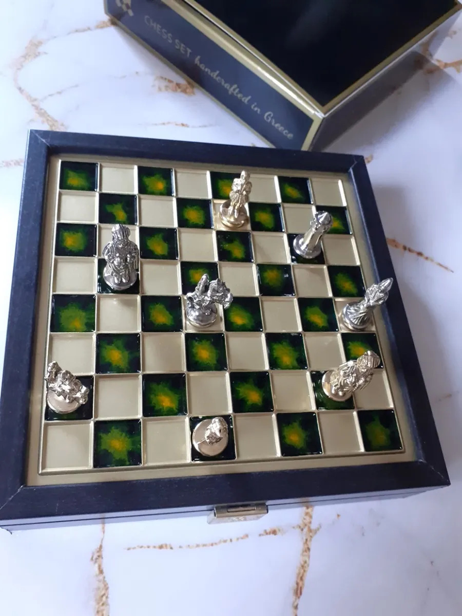 obrazek 3 Cudowny upominek w postaci kompletu szachowego z zieloną szachownicą