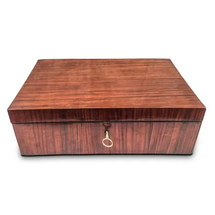 Zdjęcie Pudełko na biżuterię z lusterkiem pod pokrywą i wnętrzem podzielonym na jedenaście przegródek