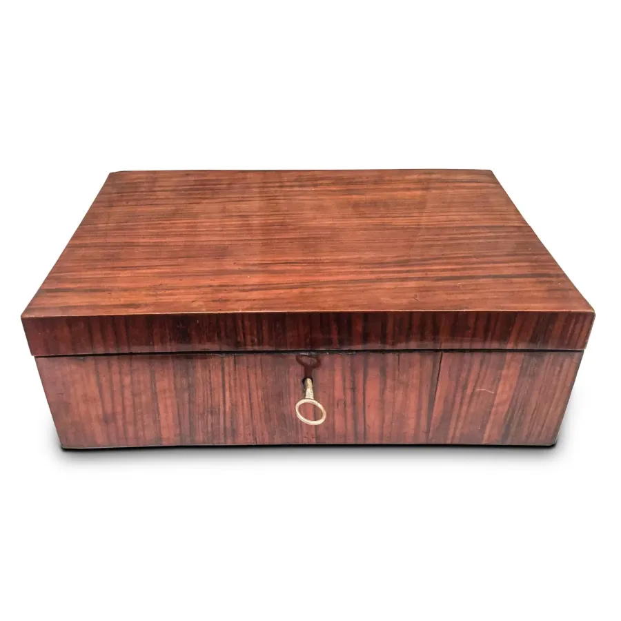 obrazek 1 Pudełko na biżuterię z lusterkiem pod pokrywą i wnętrzem podzielonym na jedenaście przegródek