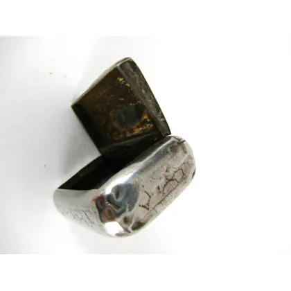 Zdjęcie Prostokątna tabakierka z metalu w kolorze srebrnym z lekko zaokrąglonymi krawędziami