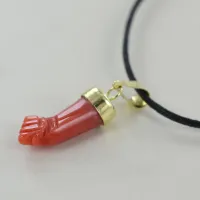 Zdjęcie Zawieszka w kształcie pięści ze złota i koralu