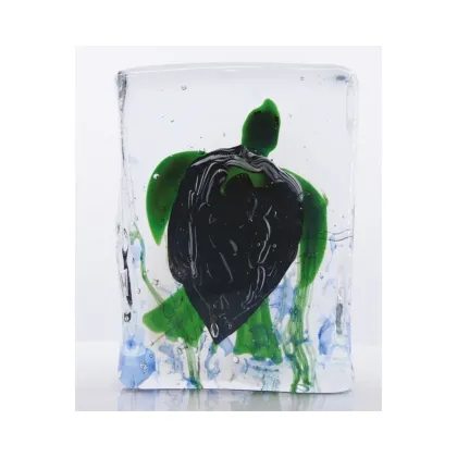 Zdjęcie Szklane akwarium z dekoracjami morskimi wewnątrz