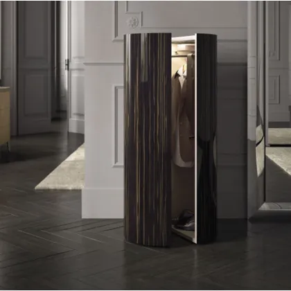 Zdjęcie Stylowy włoski stand na ubrania