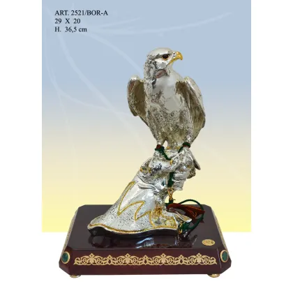 Zdjęcie Biały orzeł siedzący na dłoni